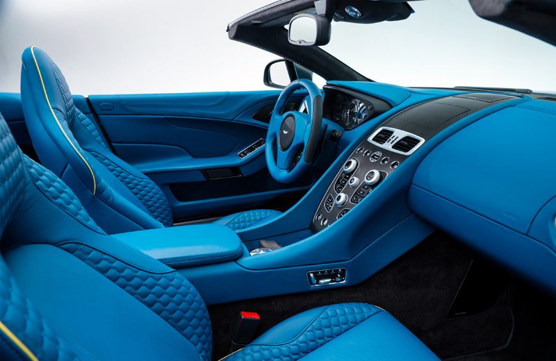 Aston Martin Vanquish Volante, arte al aire libre