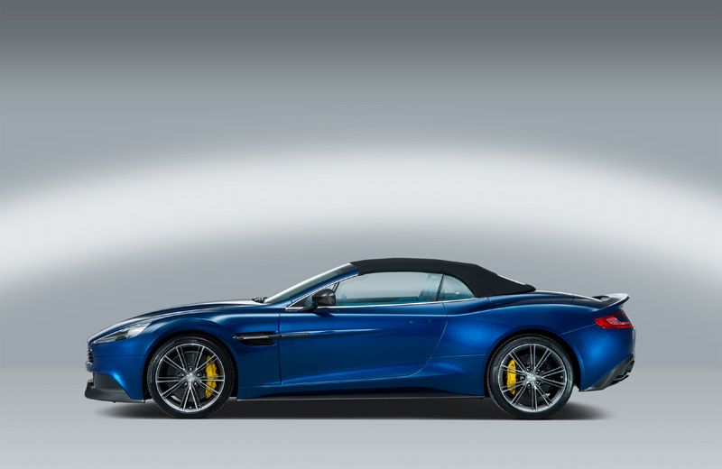 Aston Martin Vanquish Volante, arte al aire libre