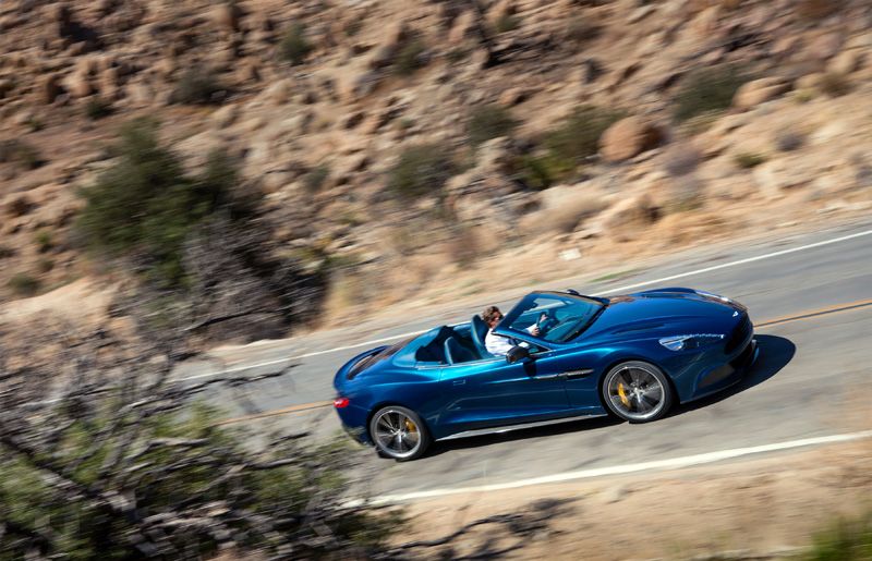 Aston Martin Vanquish Volante, arte al aire libre