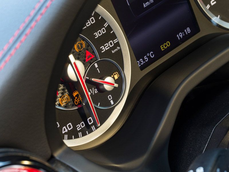 Mercedes A 45 AMG, contacto