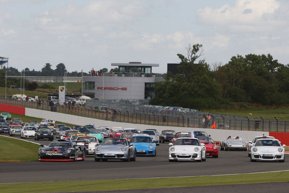 Concentración de Porsche 911 en Silverstone