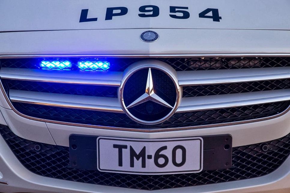 La policía de Finlandia con un Mercedes CLS