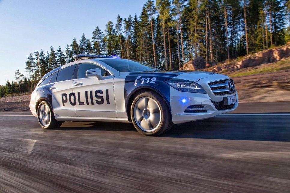 La policía de Finlandia con un Mercedes CLS