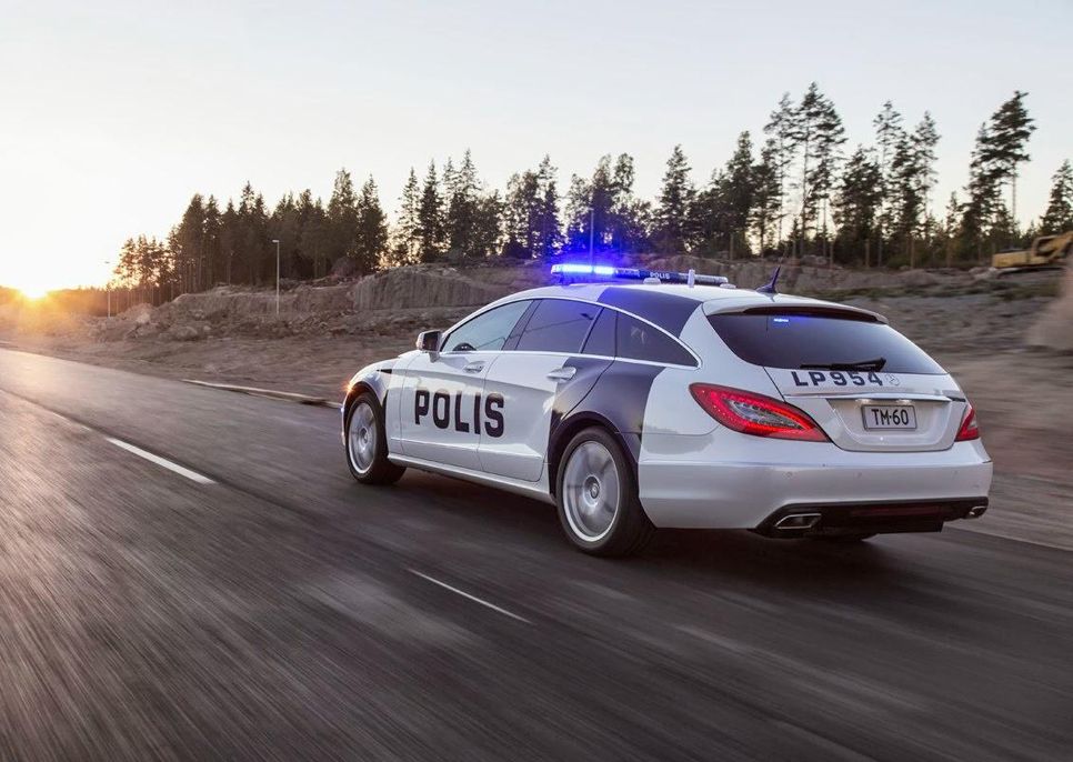 La policía de Finlandia con un Mercedes CLS
