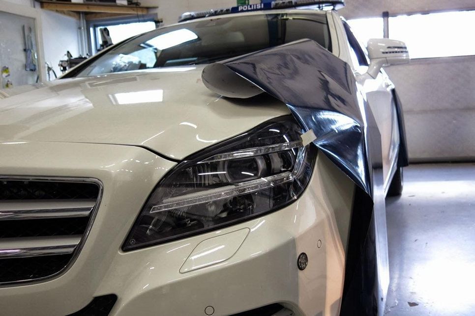 La policía de Finlandia con un Mercedes CLS