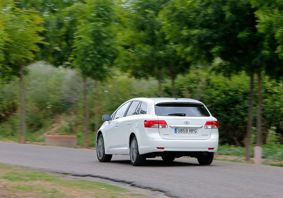 Comparativa: Mazda 6 SW vs Peugeot 508 SW y Toyota Avensis Cross Sport