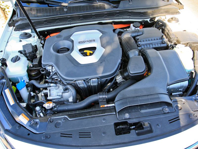 Comparativa: Kia Optima Hybrid vs Mazda 6 2.2 Skyactiv-D
