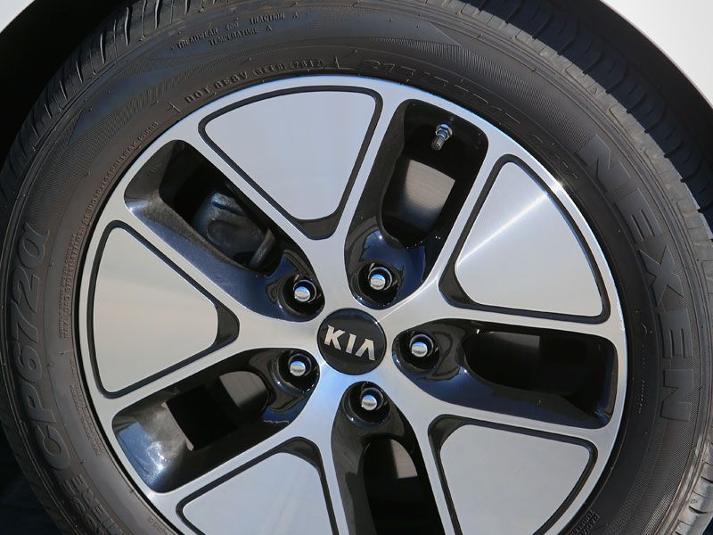 Comparativa: Kia Optima Hybrid vs Mazda 6 2.2 Skyactiv-D