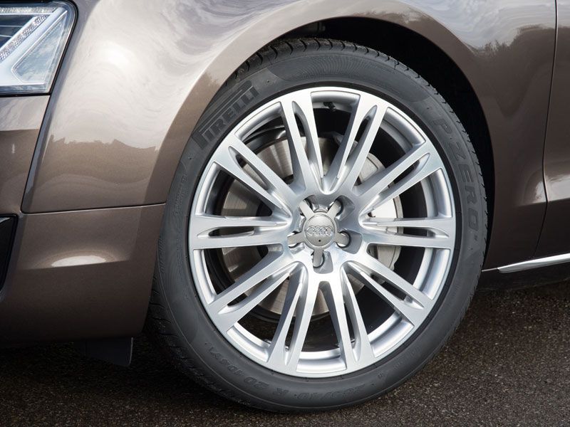 Audi A8, contacto