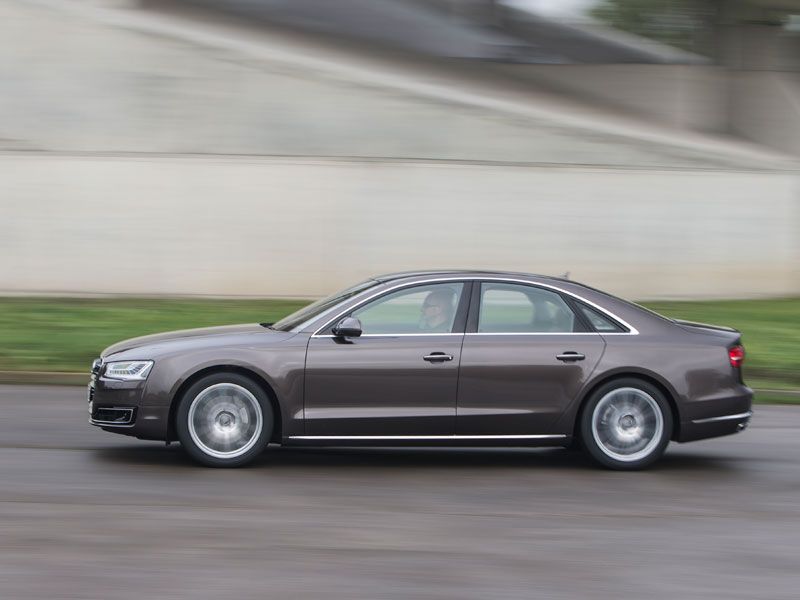 Audi A8, contacto