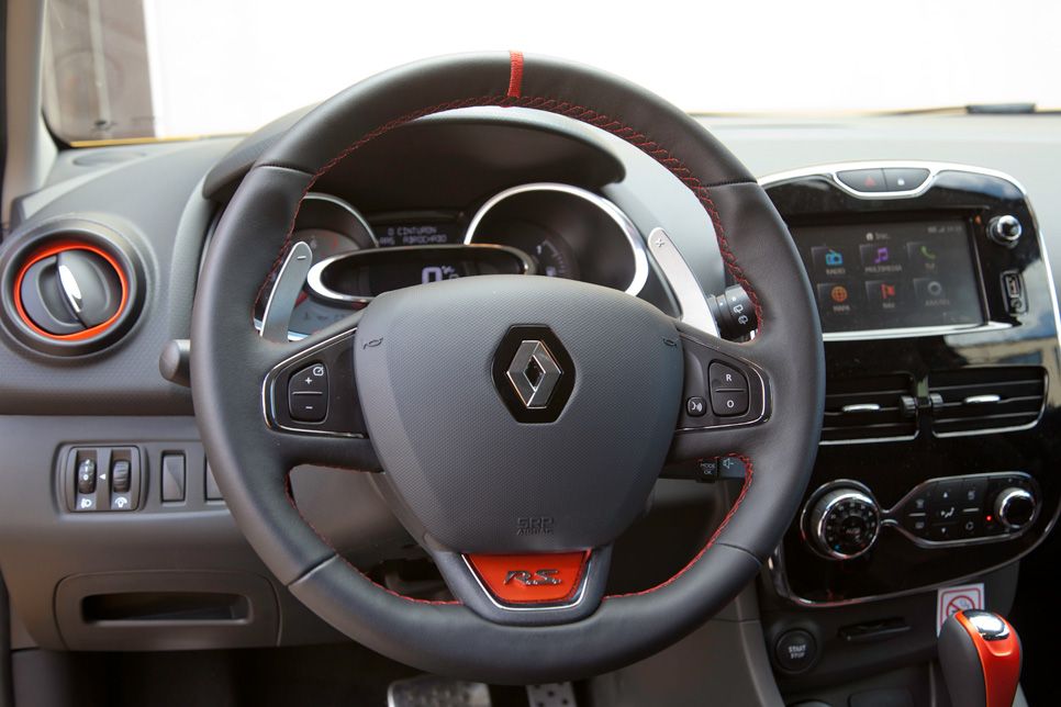 Peugeot 208 GTi vs Renault Clio R.S.
