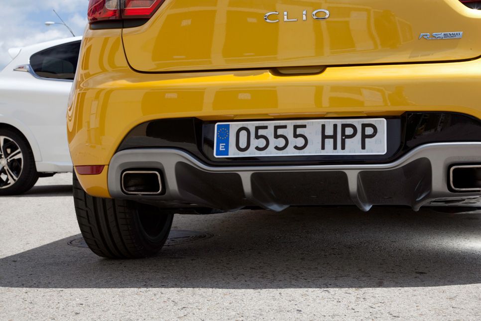 Peugeot 208 GTi vs Renault Clio R.S.