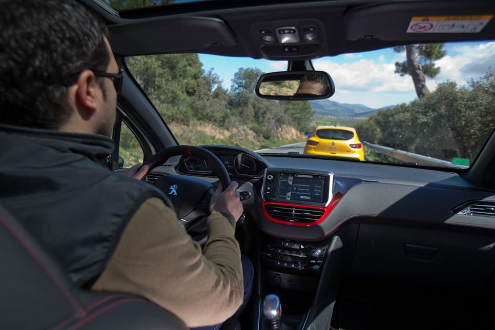 Peugeot 208 GTi vs Renault Clio R.S.