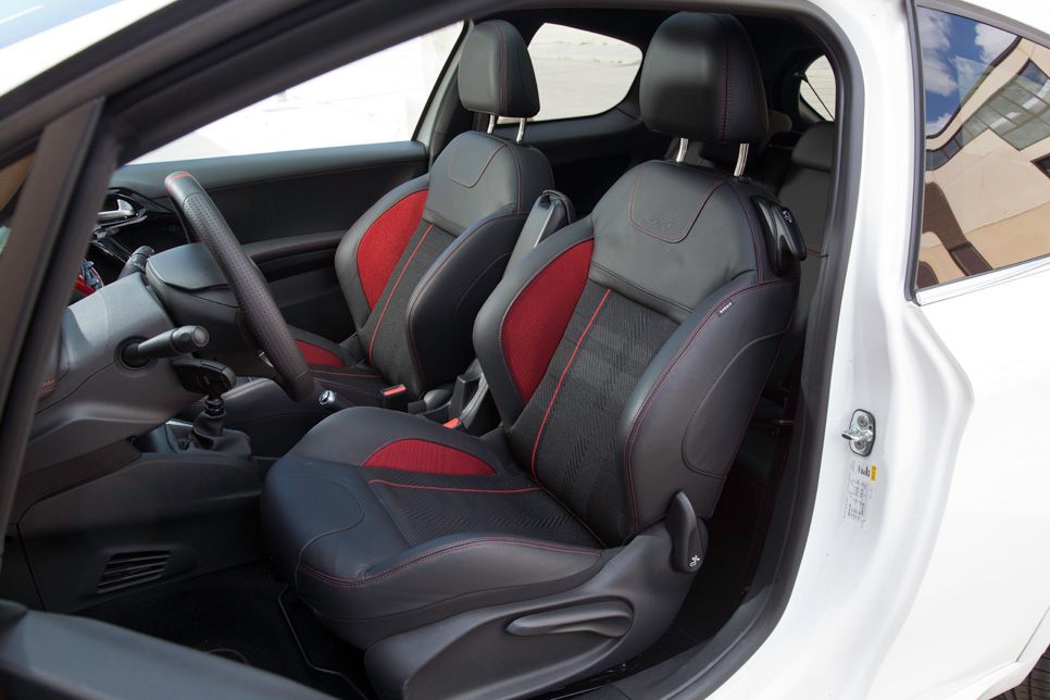 Peugeot 208 GTi vs Renault Clio R.S.