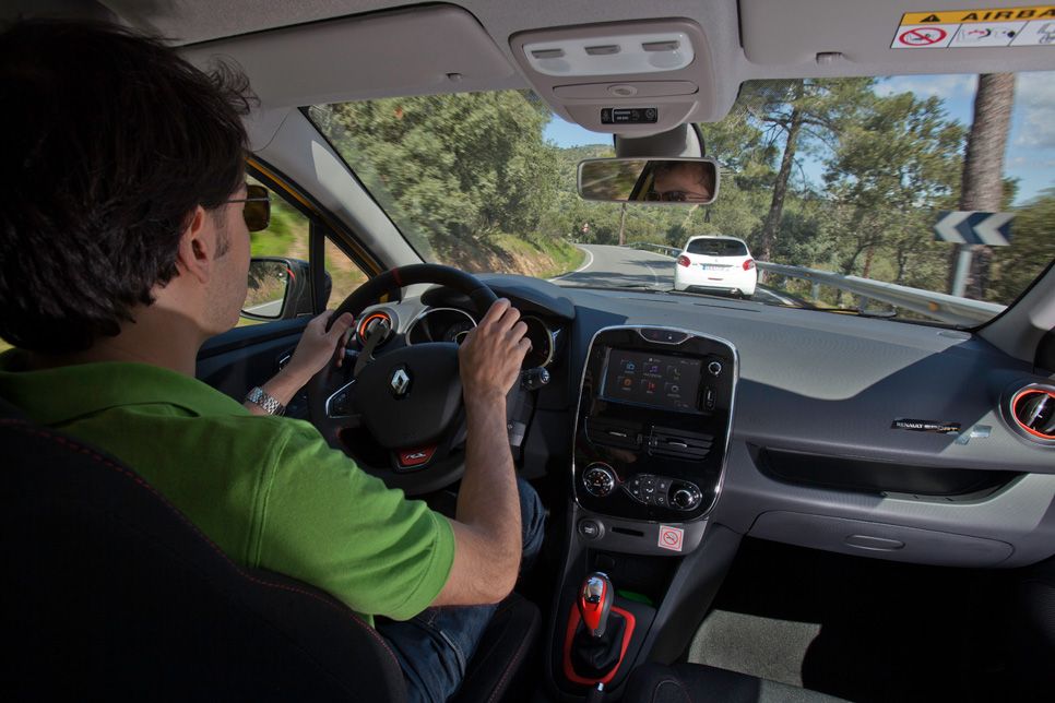 Peugeot 208 GTi vs Renault Clio R.S.