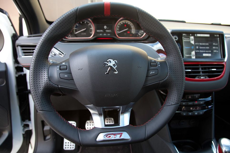 Peugeot 208 GTi vs Renault Clio R.S.