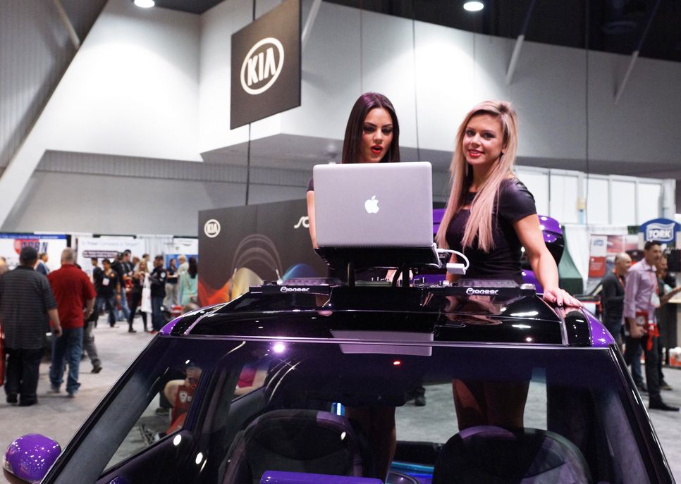 Las chicas del Salón SEMA 2013