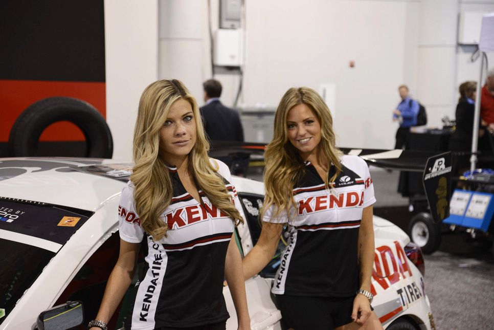Las chicas del Salón SEMA 2013