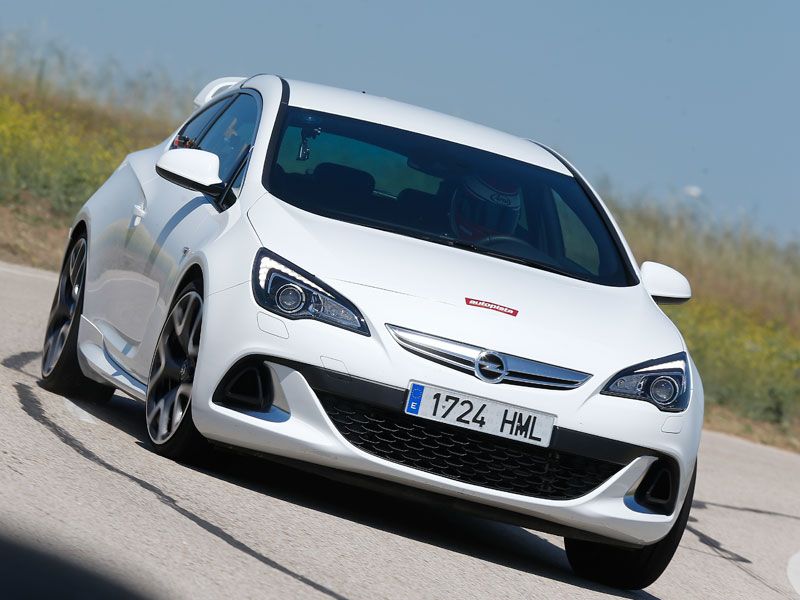 Opel Astra OPC, en circuito