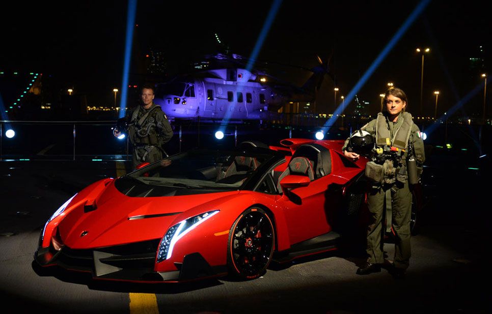 El Lamborghini Veneno Roadster se presenta en un portaviones