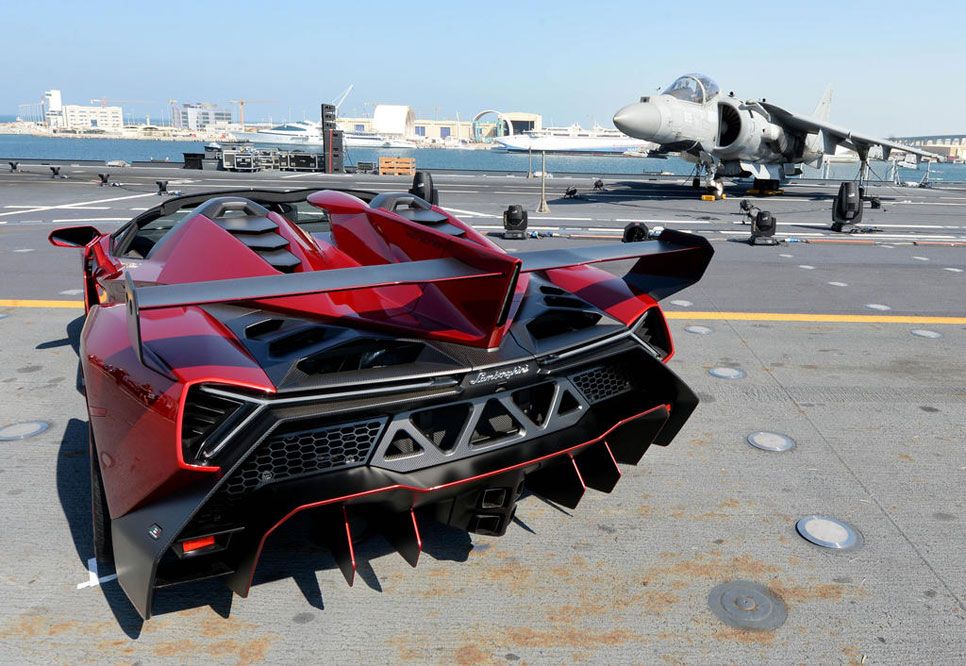 El Lamborghini Veneno Roadster se presenta en un portaviones