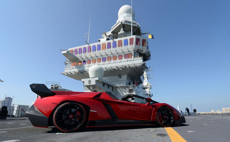 El Lamborghini Veneno Roadster se presenta en un portaviones