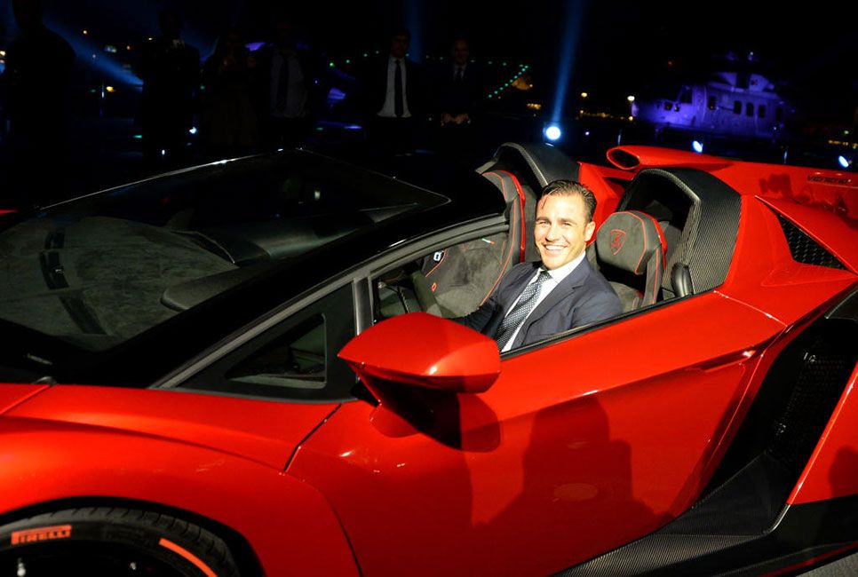 El Lamborghini Veneno Roadster se presenta en un portaviones