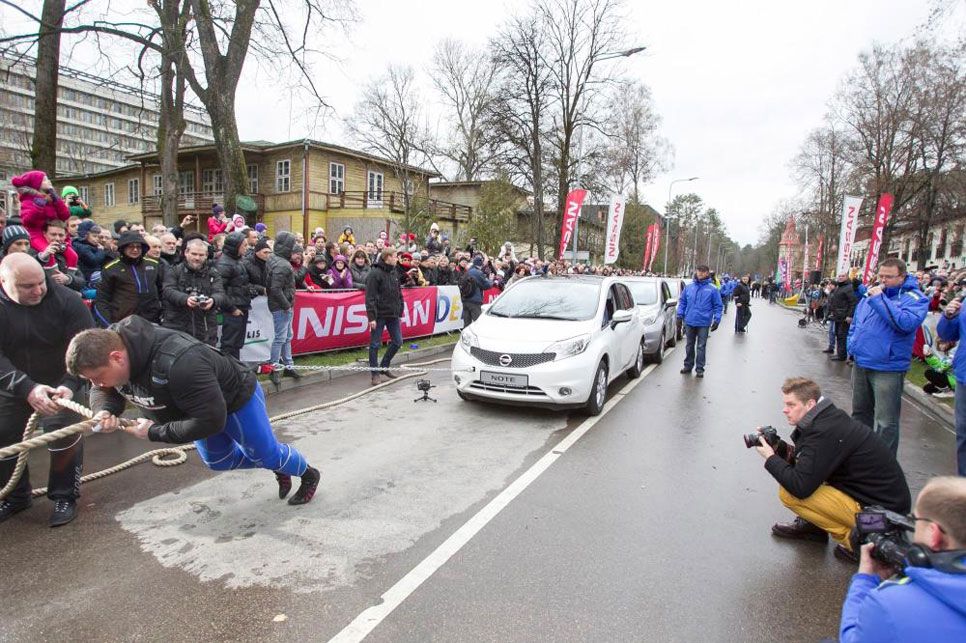 El hombre más fuerte del mundo arrastra 12 Nissan Note