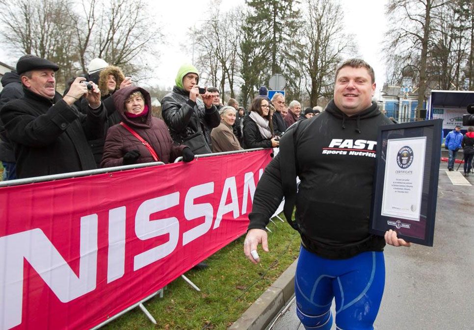 El hombre más fuerte del mundo arrastra 12 Nissan Note