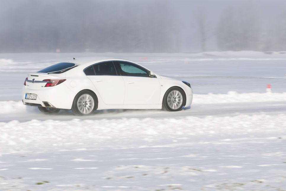 Al volante de los Opel tracción total sobre hielo