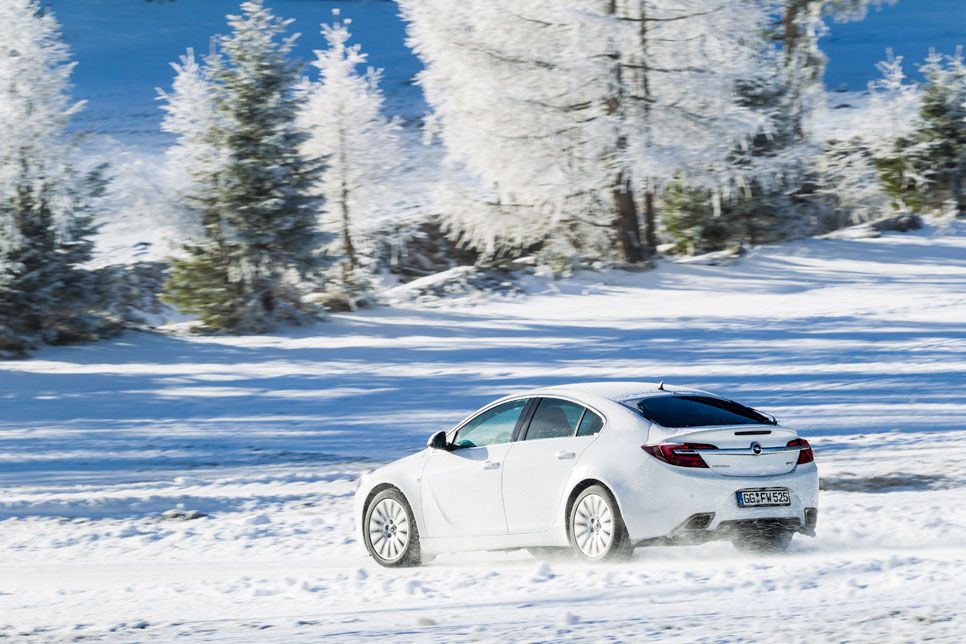 Al volante de los Opel tracción total sobre hielo