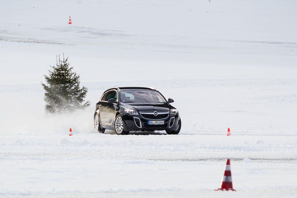Al volante de los Opel tracción total sobre hielo