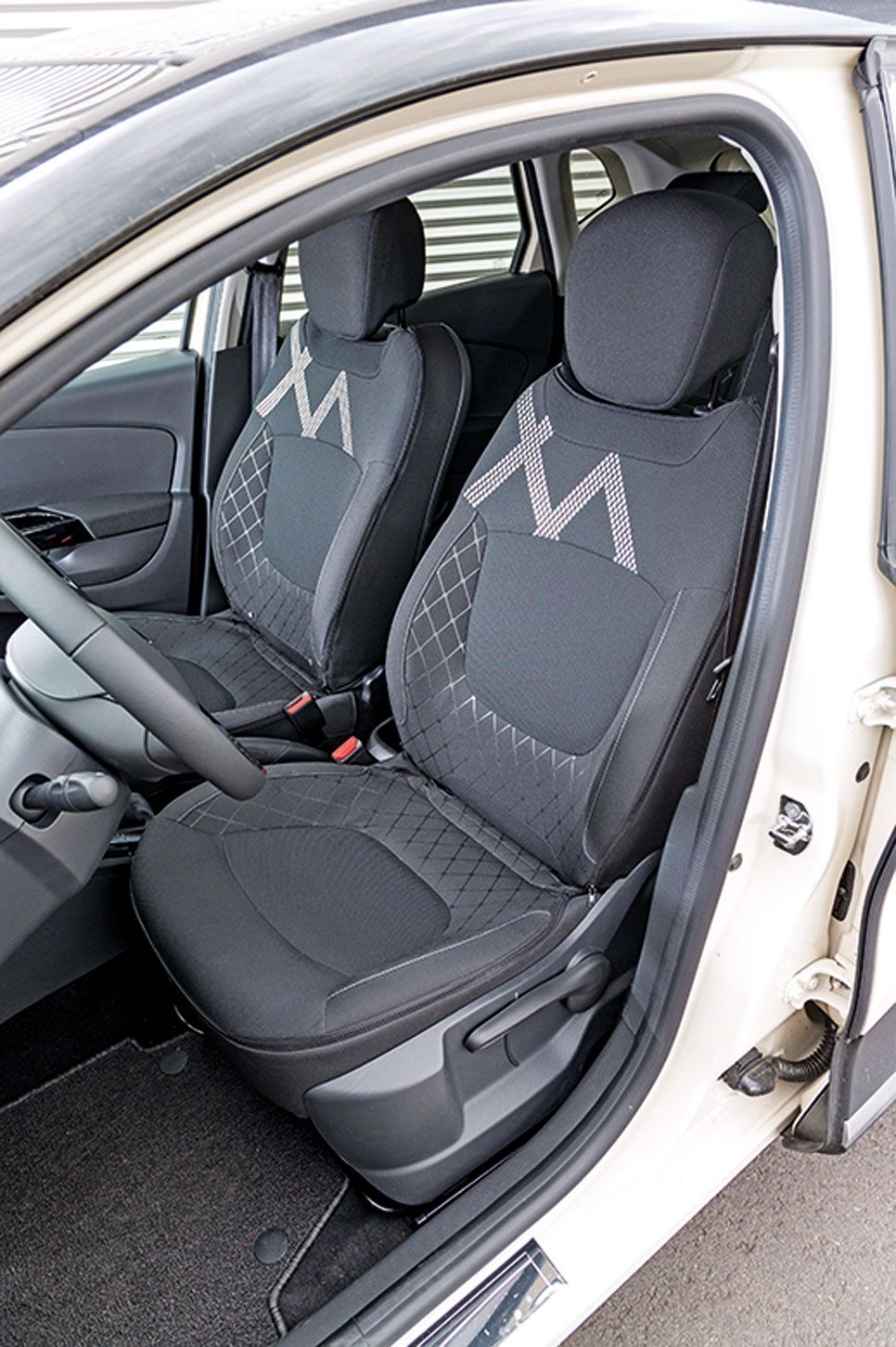 Peugeot 2008 1.6 e-HDI y Renault Captur 1.5 dCi, aventuras urbanas