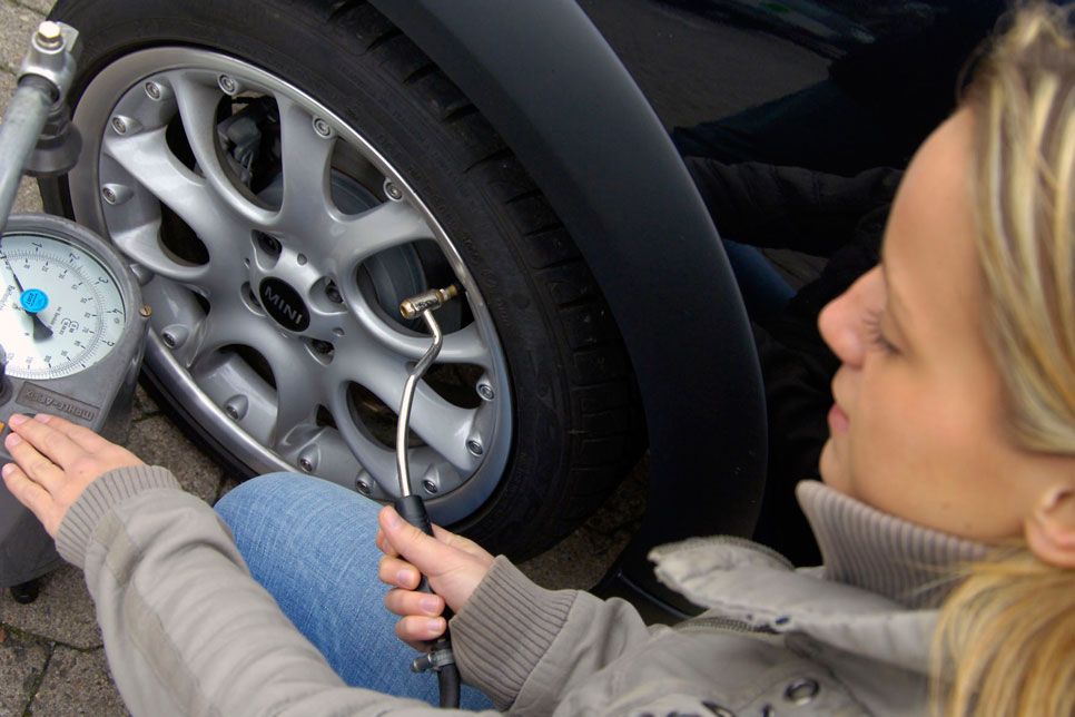 10 vicios al volante que dañan tu coche
