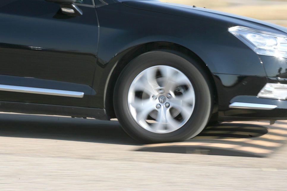 10 vicios al volante que dañan tu coche