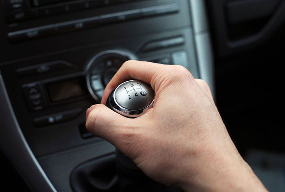 10 vicios al volante que dañan tu coche