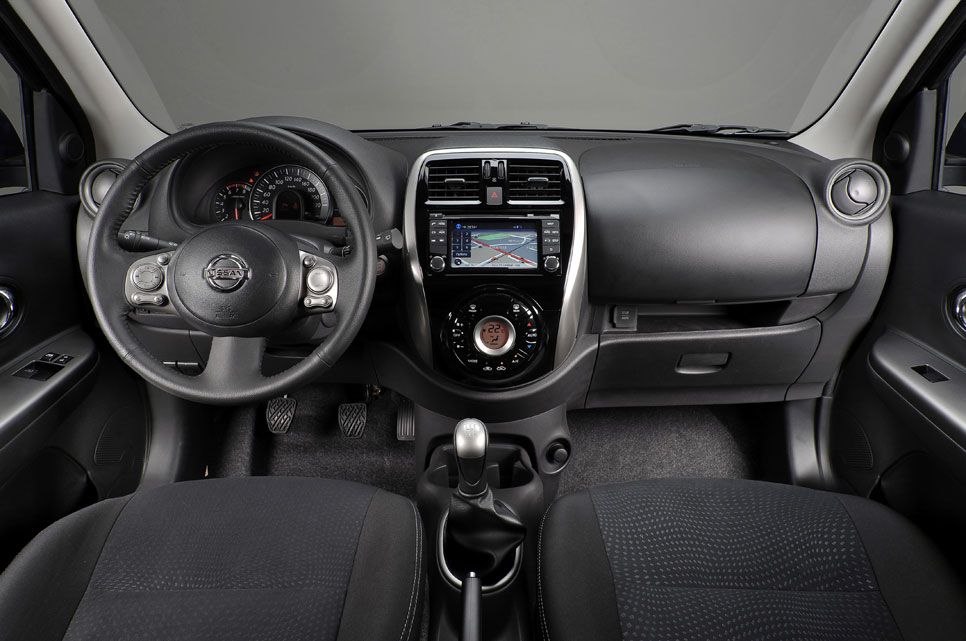 Nissan Tekna Premium interior