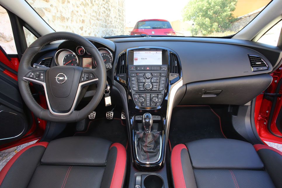 Comparativa: Opel Astra CDTi biturbo vs Seat León TDI FR