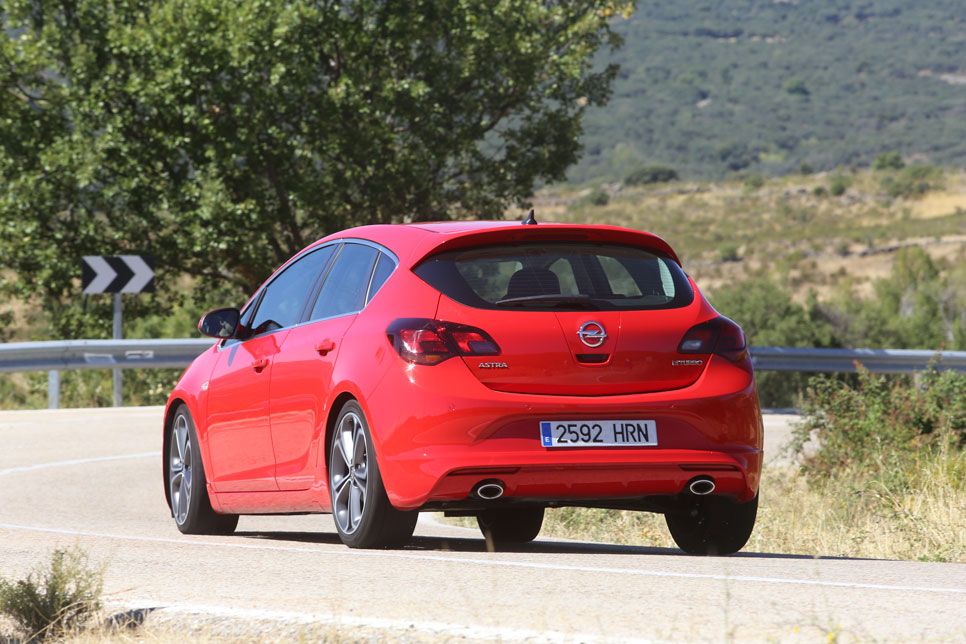 Comparativa: Opel Astra CDTi biturbo vs Seat León TDI FR