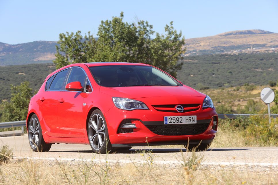 Comparativa: Opel Astra CDTi biturbo vs Seat León TDI FR