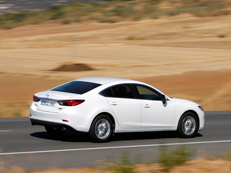 Comparativa: Toyota Prius vs BMW 316d y Mazda 6 SkyActiv G-145