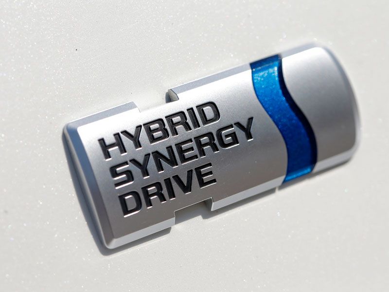 Comparativa: Toyota Prius vs BMW 316d y Mazda 6 SkyActiv G-145