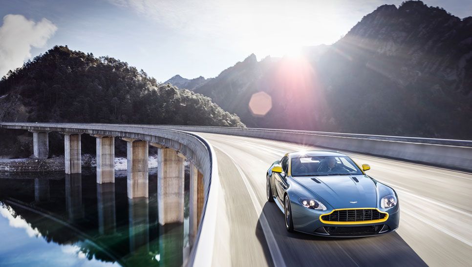 Aston Martin V8 Vantage N430 y DB9 Carbon Black y White