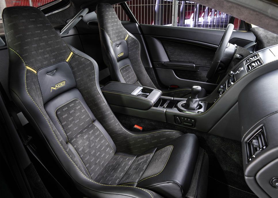 Aston Martin V8 Vantage N430 y DB9 Carbon Black y White
