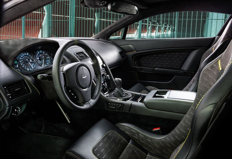 Aston Martin V8 Vantage N430 y DB9 Carbon Black y White