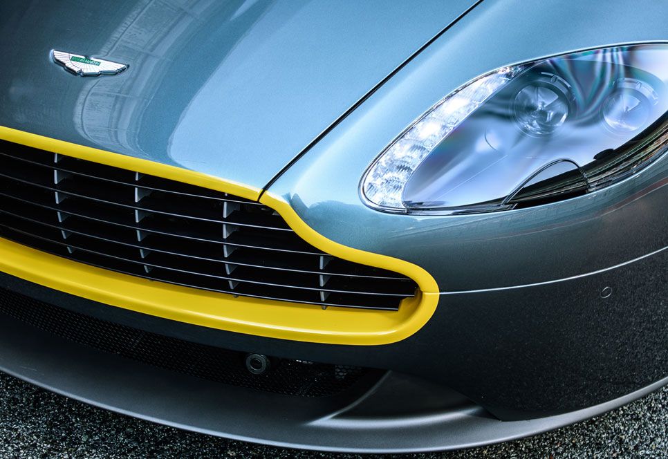 Aston Martin V8 Vantage N430 y DB9 Carbon Black y White