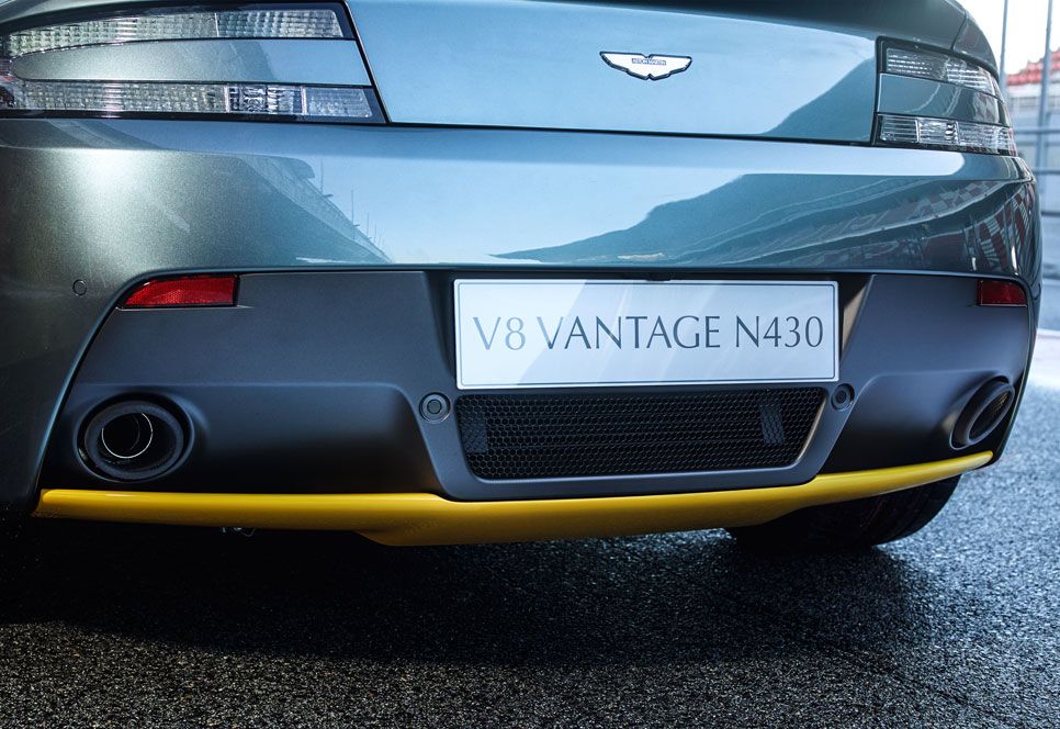 Aston Martin V8 Vantage N430 y DB9 Carbon Black y White