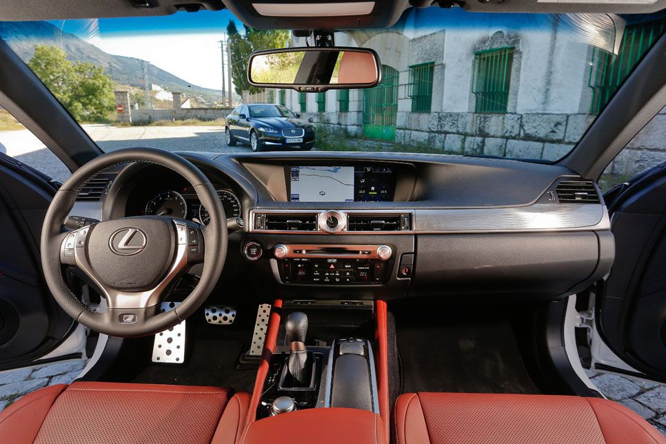 Comparativa: LEXUS GS 250 y Jaguar XF 2.0 i4, acceso al lujo