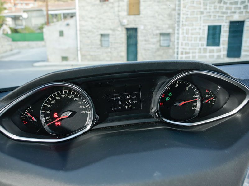 Peugeot 308 e-HDI vs VW Golf TDI