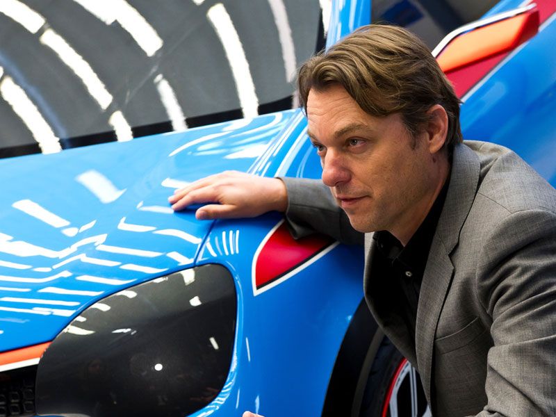 El diseñador de Renault Laurens Van den Acker junto al concepto del Renault Twingo